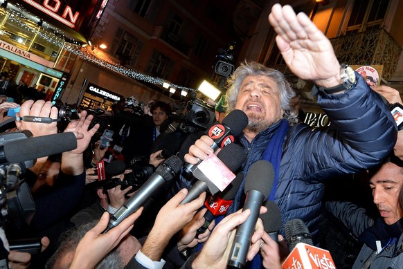 M5S-Anführer Beppe Grillo 2014 bei einer Rede vor dem Ariston Theater in Rom.