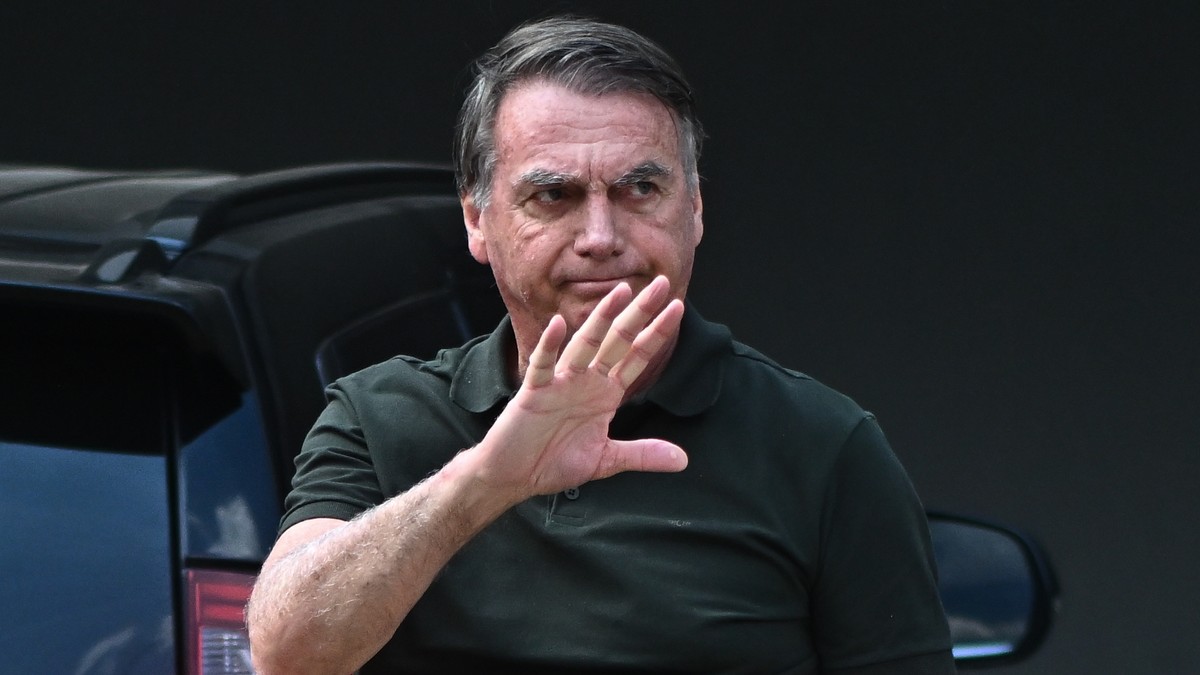 epa12377399 Brazilian former President Jair Bolsonaro waves upon arriving at his home in Brasilia, Brazil, 14 September 2025. Bolsonaro returned to house arrest at his residence in Brasilia hours afte ...
