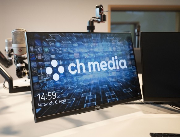 Das CH Media Logo in einem Radiostudio bei CH Media am Standort Leonardo, fotografiert am Mittwoch, 6. April 2022 in Oerlikon. (KEYSTONE/Christian Beutler)