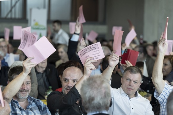 Die Delegierte stimmt ueber ein Geschaeft ab an der Delegiertenversammlung der SVP Schweiz, am Samstag, 23. Maerz 2024, in Langenthal. (KEYSTONE/Peter Schneider)