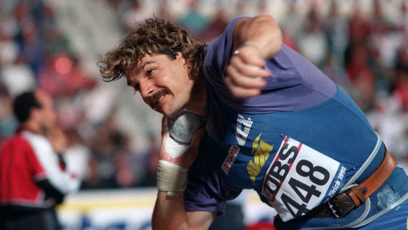 Der Schweizer Werner Guenthoer am 4. August 1993 am &quot;Weltklasse Zuerich&quot; Leichtathletik-Meeting im Letzigrund-Stadion beim Kugelstossen der Maenner. Er gewinnt mit einer Weite von 21.49m. (K ...