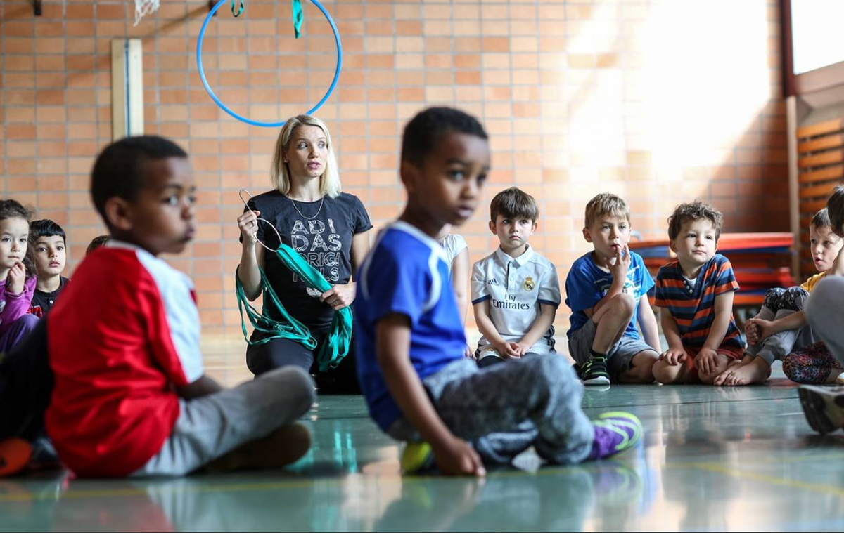 Michelle Richner und ihre Kinder beim Turnunterricht.