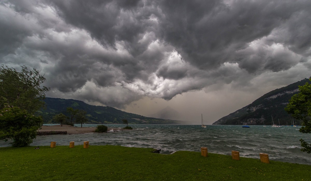 email: info@emanuelniederhauser.ch
tel: 0763130080
Sturmfront über dem Thunersee

Von: Emanuel Niederhauser