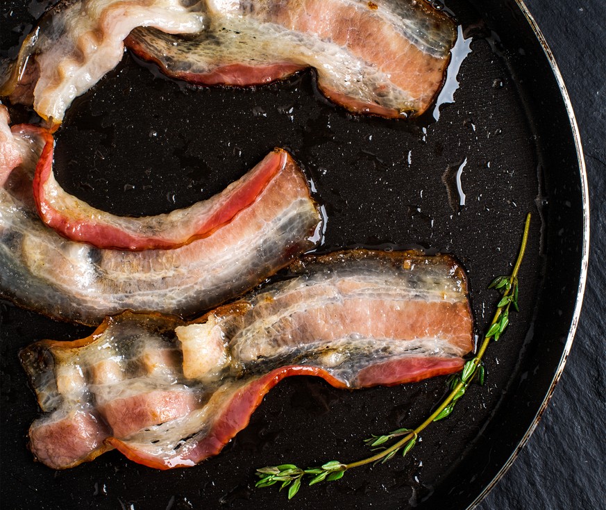 speck bacon braten pfanne essen frühstück Shutterstock