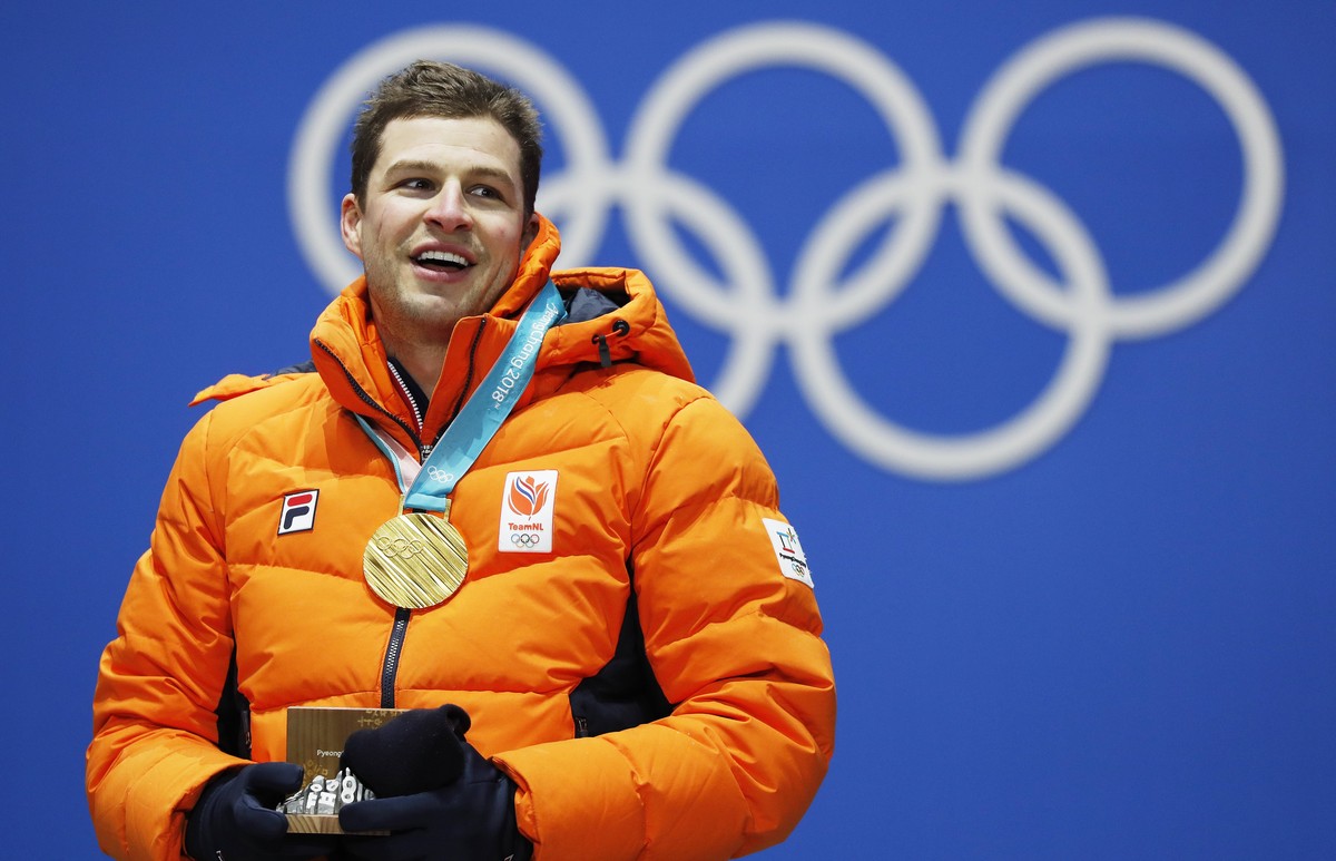 epa06517414 Gold medalist Sven Kramer of the Netherlands during the medal ceremony for the men's Speed Skating 5000m event during the PyeongChang 2018 Olympic Games, South Korea, 12 February 2018 ...