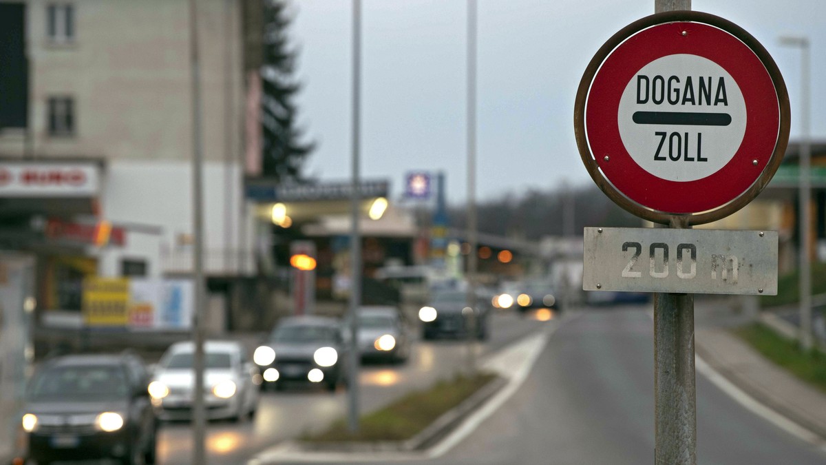 epa08280278 Cars pass though customs control at the Chiasso border crossing with cars entering Switzerland from the Italian side in Chiasso, Switzerland, 09 March 2020. Cross-border transit between th ...
