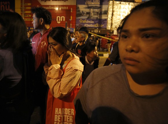 epa08203898 People trapped within the incident are rescued by the officials, after a suspected Thai soldier opened fire in a rampage at the Terminal 21, a shopping mall in Nakhon Ratchasima province,  ...