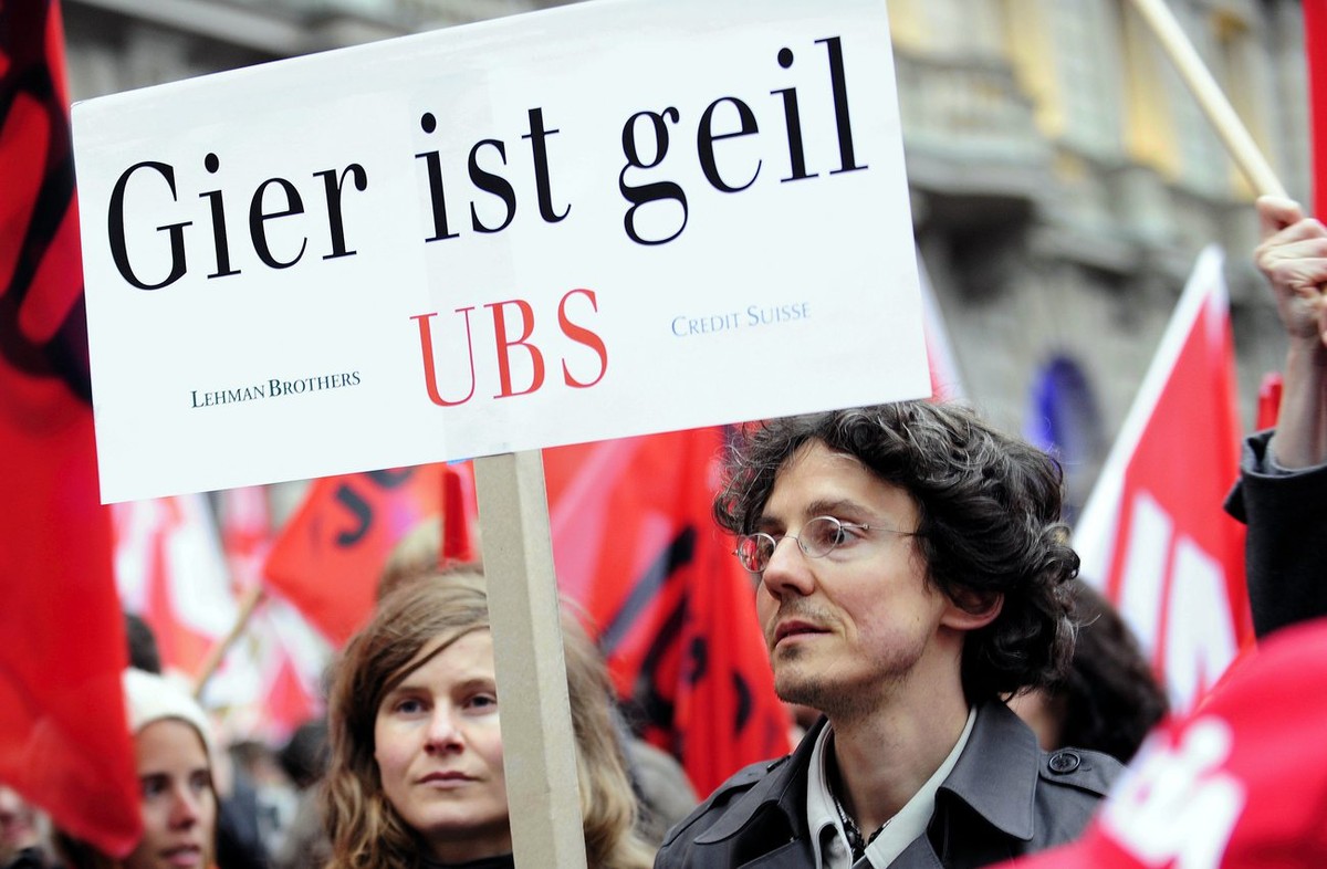 Kundgebung gegen die "Milliarden-Abzockerei"der Banken, auf dem Zuercher Paradeplatz, am Donnerstag, 23. Oktober 2008. Rund 400 Personen haben am Donnerstagabend auf dem Paradeplatz an einer ...