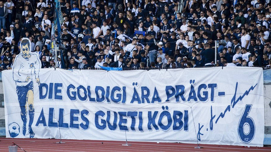 ARCHIVBILD ZUM TOD VON KOEBI KUHN --- Koebi Kuhn feiert seinen 75. Geburtstag und wird vom FCZ gefeiert vor der Superleague Fussballpartie zwischen dem FC Zuerich und Neuchatel Xamax am Sonntag, den 3 ...