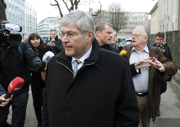 JAHRESRUECKBLICK 2013 - SCHWEIZ - Der ehemalige Bundesratskandidat Bruno Zuppiger, Mitte, wird beim Verlassen des Zuercher Bezirksgerichtes beschimpft, am Mittwoch, 16. Januar 2013, in Zuerich. Der eh ...