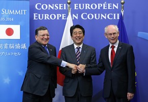 Der japanische Premierminister Shinzo Abe mit EU-Kommissionspräsident Jose Manuel Barroso (l) und EU-Präsident Herman Van Rompuy (r).