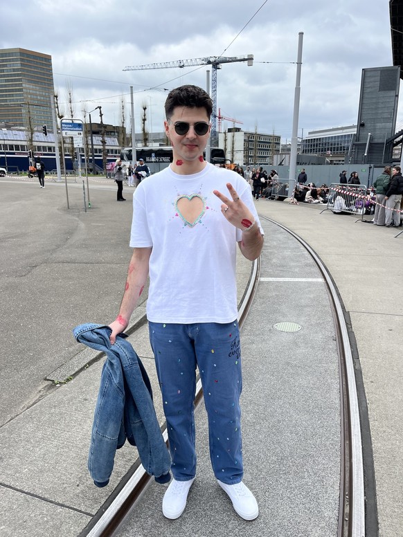 Dieser junge Mann ist eigens aus Griechenland angereist.