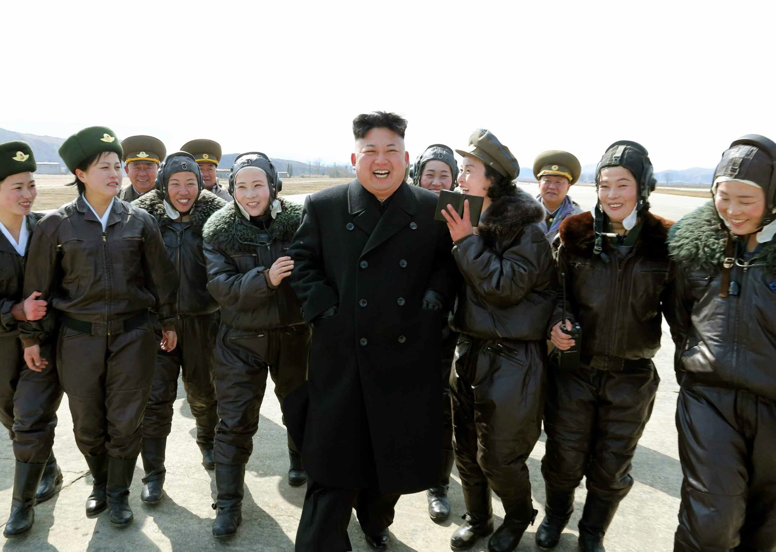 Der Nordkoreanische Machthaber Kim Jong Un hat allen Grund zu guter Laune: Die Wahl wird seine Partei gewinnen.