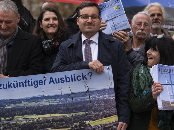 Windkraft-Gegner, darunter Tobias Weidmann, Kantonsrat Kanton Zuerich, mitte, haben sich beim Landesmuseum versammelt, um anschliessend beim Kanton die Einwendungen gegen die Richtplananpassungen im W ...