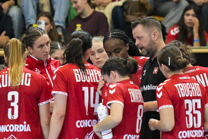 Switzerlands head coach Knut Ove Joa talks to his team during time out at the Women&#039;s friendly handball match between Switzerland and Germany at the Kreuzbleiche stadium, in St. Gallen, Switzerl ...