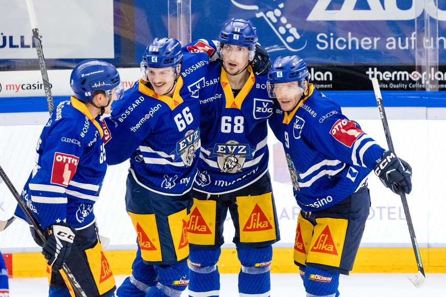 EV Zugs Marc Michaelis, Nico Gross, Fabrice Herzog und Brian O&#039;Neill, von links, bejubeln das Tor zum 1:0 im Eishockey Qualifikationsspiel der National League zwischen dem EV Zug und Geneve-Serve ...