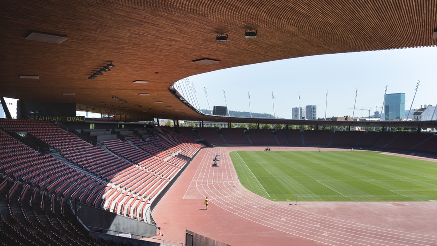 ZUM LEICHTATHLETIK-MEETING WELTKLASSE ZUERICH AM DONNERSTAG, 3. SEPTEMBER 2015, STELLEN WIR IHNEN FOLGENDES BILDMATERIAL ZUR VERFUEGUNG - The football field with the all-weather running track, the sta ...