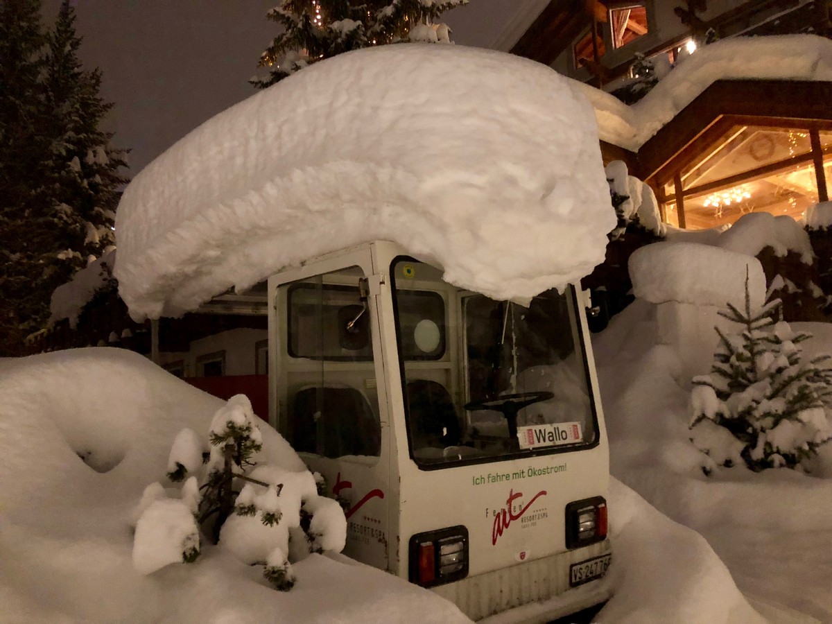 Ein aktuelles Stimmungsbild aus Saas-Fee. Der Fotograf schaffte es kurz vor der Strassensperrung ins Tal hinunter. So ein Pech Glück, aber auch! 😜