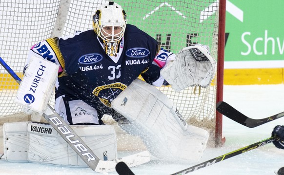 Langenthals Goalie, Pascal Caminada, links, und Robin Nyffeler, rechts, kaempfen um den Puck, gegen Zugs, Calvin Thuerkauf, Mitte, beim Swiss Ice Hockey Cup 1/8 Final, zwischen dem SC Langenthal und d ...