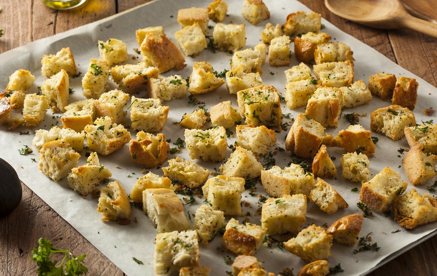 croutons brot französisch kräuter salat essen