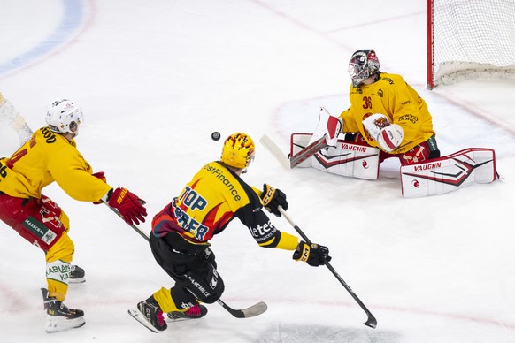 PostFinance Top Scorer Anttoni Honka (HCA), Mitte, scheitert an Torhueter Martin Neckar (SCL), rechts, im Qualifiaktionsspiel der Eishockey National League zwischen dem HC Ajoie und den SCL Tigers in  ...