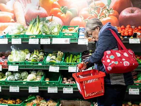 IMAGE DISTRIBUTED FOR CARITAS SCHWEIZ FOR EDITORIAL USE ONLY - Guenstig einkaufen: Immer mehr Personen sind auf das Angebot der Caritas-Maerkte angewiesen. // Weiterer Text ueber ots und http://presse ...