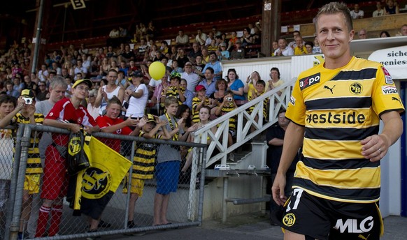 BSC Young Boys Spieler Christoph Spycher praesentiert das neue Heim-Trikot am Donnerstag, 8. Juli 2010, in Bern. (KEYSTONE/Peter Schneider)