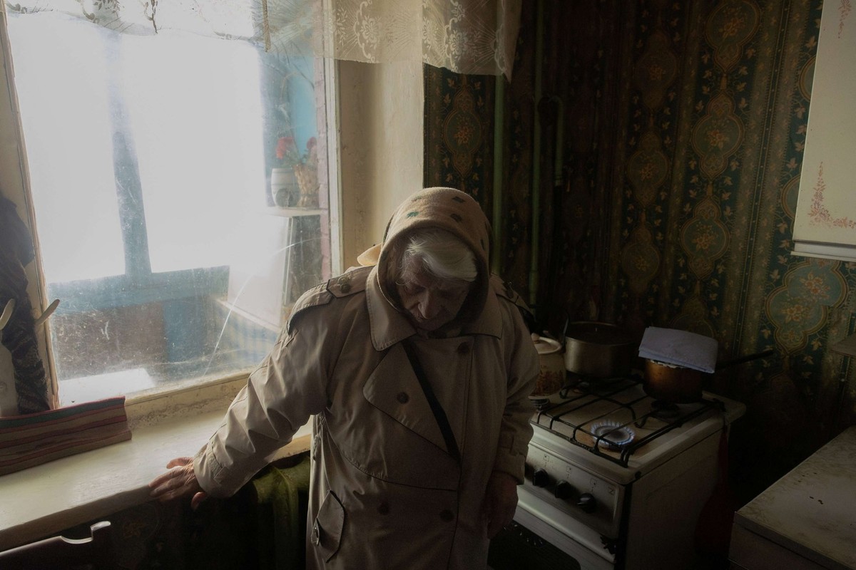 Yevheniia Yeremina, montre comment elle utilise sa cuisinière à gaz pour réchauffer son appartement.