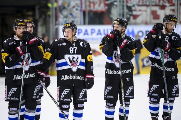 Deception des joueurs fribourgeois apres la defaite lors de la rencontre du championnat suisse de hockey sur glace de National League entre HC Fribourg-Gotteron et le Lausanne Hockey Club, LHC, ce mar ...