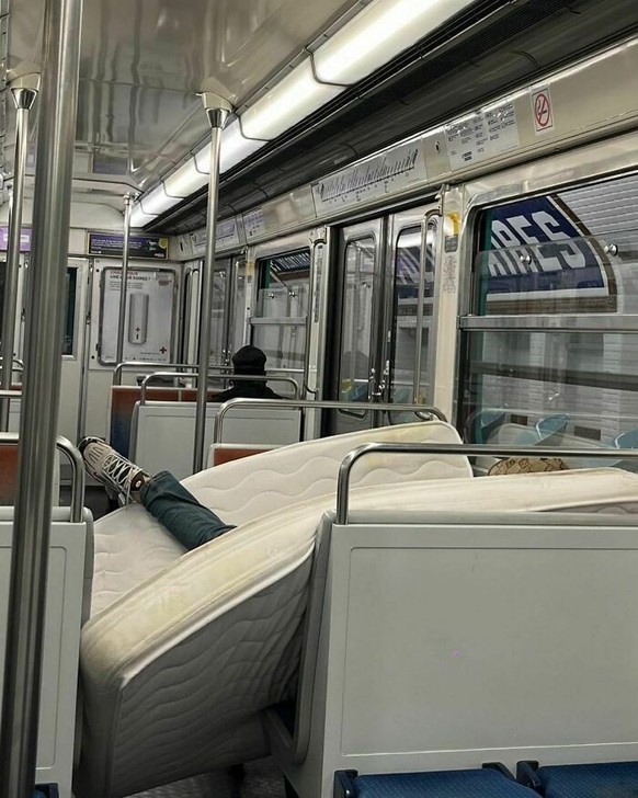 Gens dans le metro: Lustige und absurde Bilder aus dem Strassenbahn-Leben in Paris