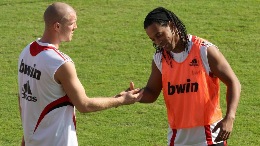 epa01589135 AC Milan&#039;s Brazilian Ronaldinho(R) and his team mate Swiss Philippe Senderos (L) during the training session of the Italian soccer club at their training camp in Dubai, United Arab Em ...