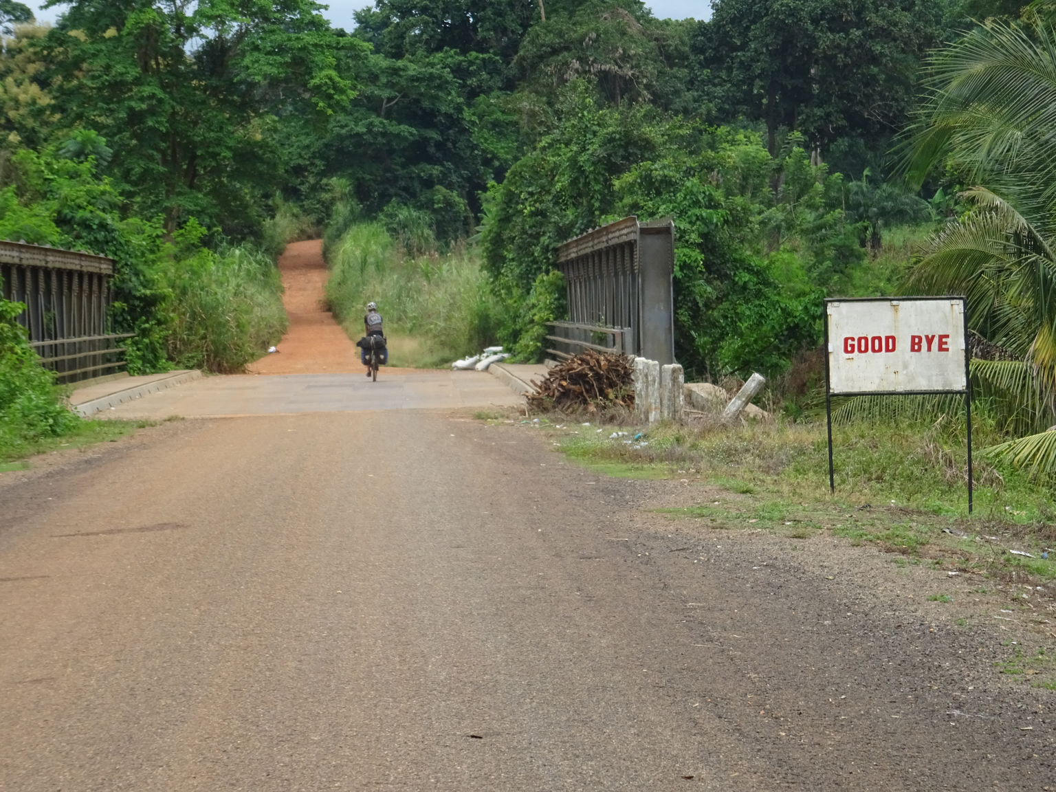 Bild 29
Grenze Ghana-Togo (10.09.2019):
Der Unterschied zwischen den Ländern war nicht immer spürbar. Aber hier an der Grenze von Ghana nach Togo war es wie eine Faust aufs Auge. Mal abgesehen vom zyn ...