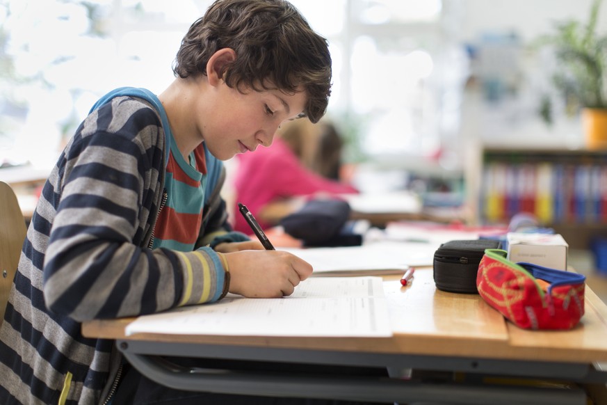 ZUM SCHULANFANG STELLEN WIR IHNEN HEUTE, MITTWOCH, 16. AUGUST 2017, FOLGENDES BILDMATERIAL ZUR VERFUEGUNG --- A pupil does his homework during the after-school care at the day school Bungertwies in Zu ...