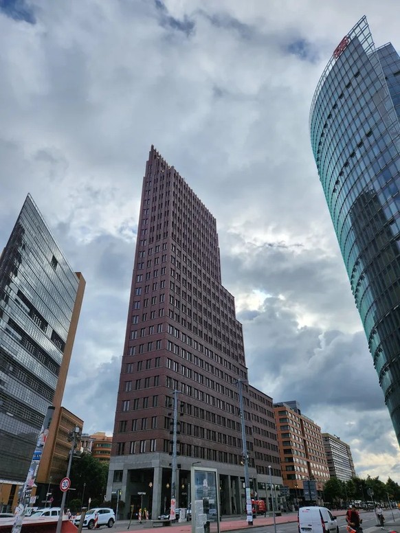 Wolkenkratzer in Berlin fotografiert mit dem Fold4.