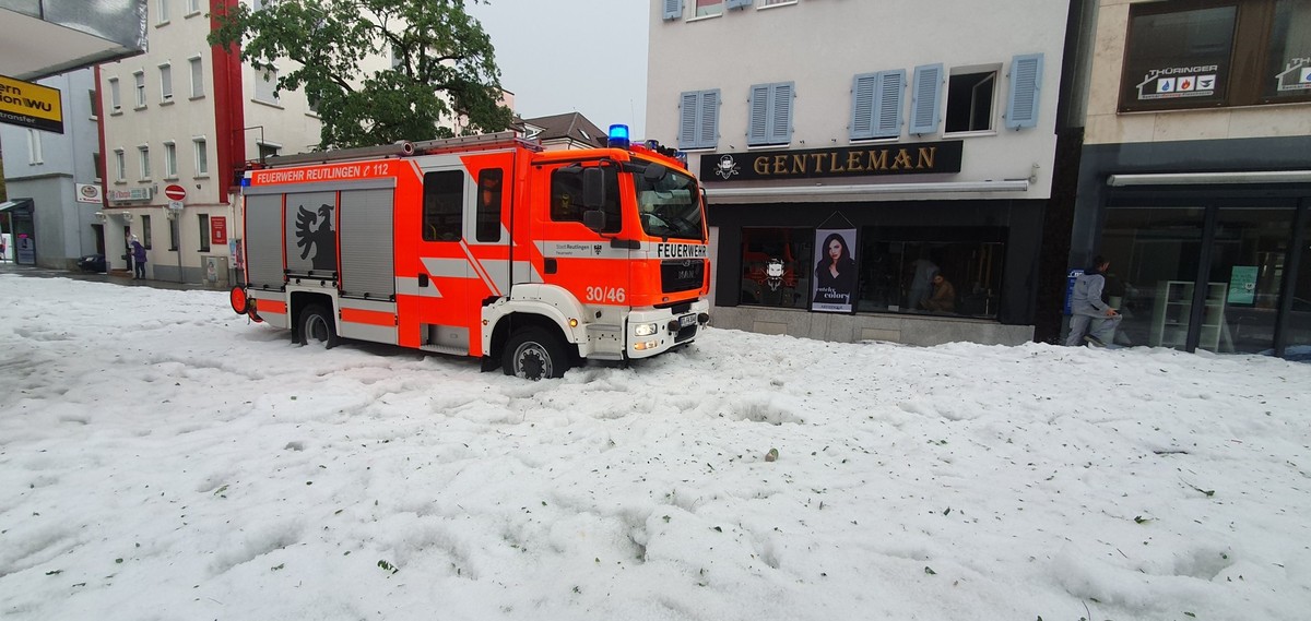 In Reutlingen müssen Schneepflüge die Innenstadt von Eisklumpen befreien.