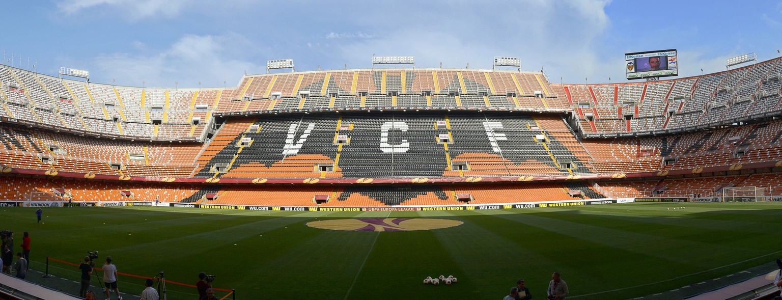 Das Estadio de Mestalla mit seinen steilen Tribünen und dem Klublogo, der Fledermaus.