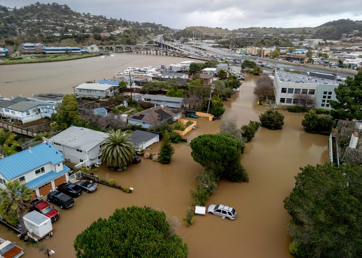 Streets are filled with floodwater next to the swollen Corte Madera Creek during a king tide event in Corte Madera, Calif., Saturday, Jan. 3, 2026. (Stephan Lam/San Francisco Chronicle via AP)
US Extr ...