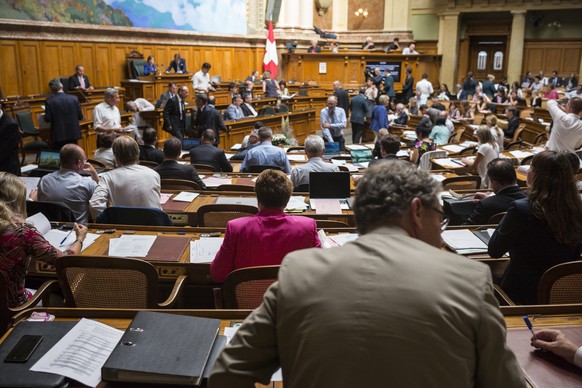 Emsige Aktivitaet der Gewaehlten am ersten Tag der Herbstsession der Eidgenoessischen Raete, am Montag, 12. September 2016 im Nationalrat in Bern. (KEYSTONE/Alessandro della Valle)