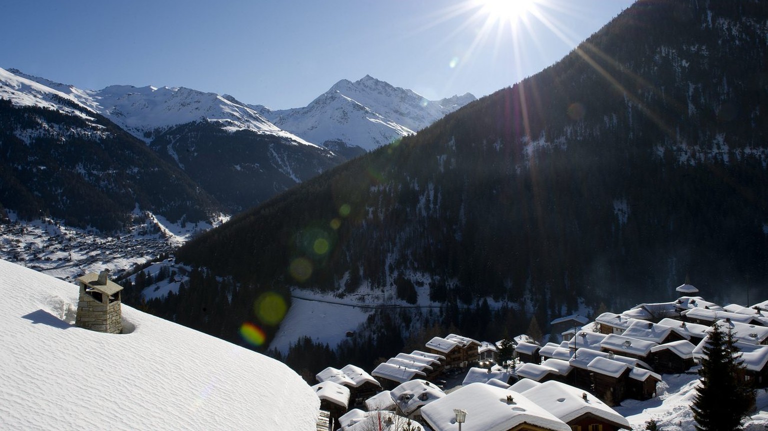 Des chalets sont photographies ce mercredi 22 fevrier 2012 a Grimentz dans le Val d'Anniviers en Valais. Le 11 mars 2012, l'initiative populaire de l'ecologiste Franz Weber "Pour e ...