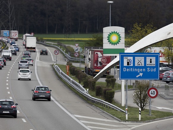Auf Autobahnraststätten soll künftig Alkohol ausgeschenkt werden dürfen. An der Liberalisierung will der Nationalrat vorbehaltlos festhalten. (Themenbild)