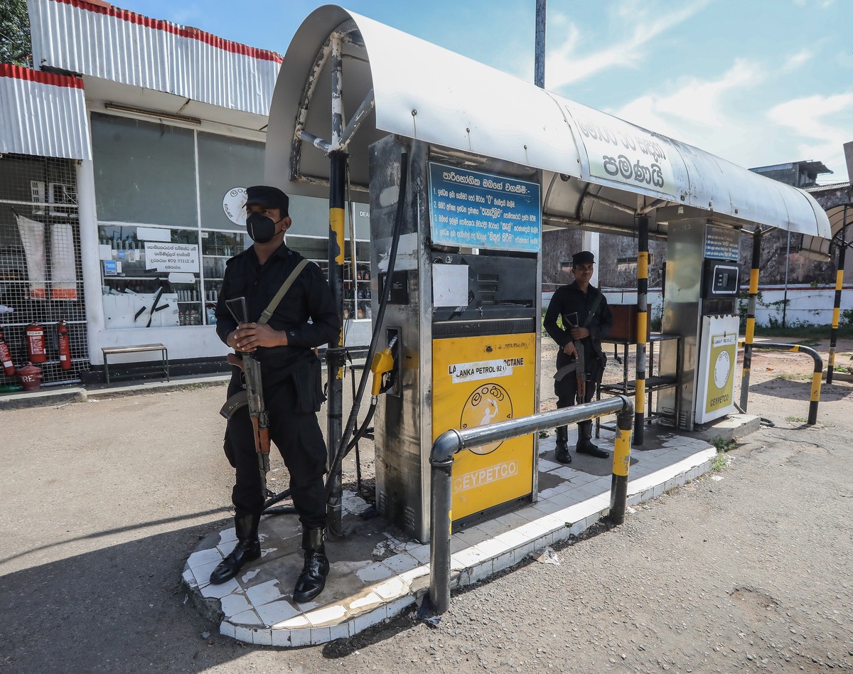 epaselect epa10038134 Armed Sri Lankan military personnel stand guard at a closed gas station amid a fuel shortage in Colombo, Sri Lanka, 28 June 2022. Sri Lankan government suspended nationwide fuel  ...