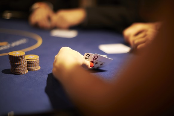 ZUM SWISS CASINO ZUERICH STELLEN WIR IHNEN HEUTE, DONNERSTAG, 12. OKTOBER 2015, FOLGENDES NEUES BILDMATERIAL ZUR VERFUEGUNG --- People play poker at the Swiss Casino Zuerich in Zurich, Switzerland, on ...