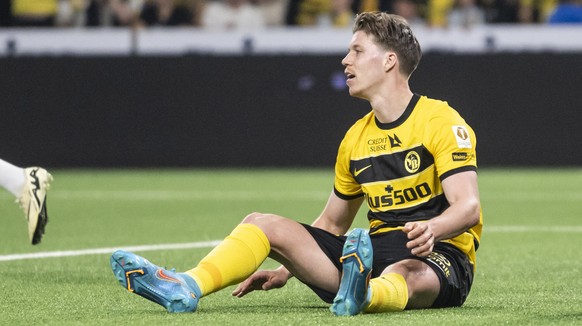 Cedric Itten (YB) (Mitte) kann es nicht glauben zwischen Torhueter Amir Saipi (LUG) (rechts) und Renato Steffen (LUG) (links), im Fussball Meisterschaftsspiel der Swiss Super League zwischen Young Boy ...