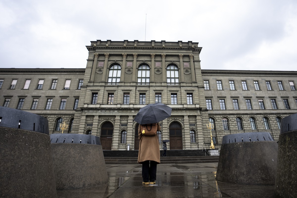 Eine Frau steht vor dem Hauptgebaeude der Eidgenoessischen Technischen Hochschule (ETH) am Donnerstag, 19. Februar 2026 in Zuerich. Nach einem Gerichtsentscheid muss die ETH eine Lohndifferenz auf Ges ...