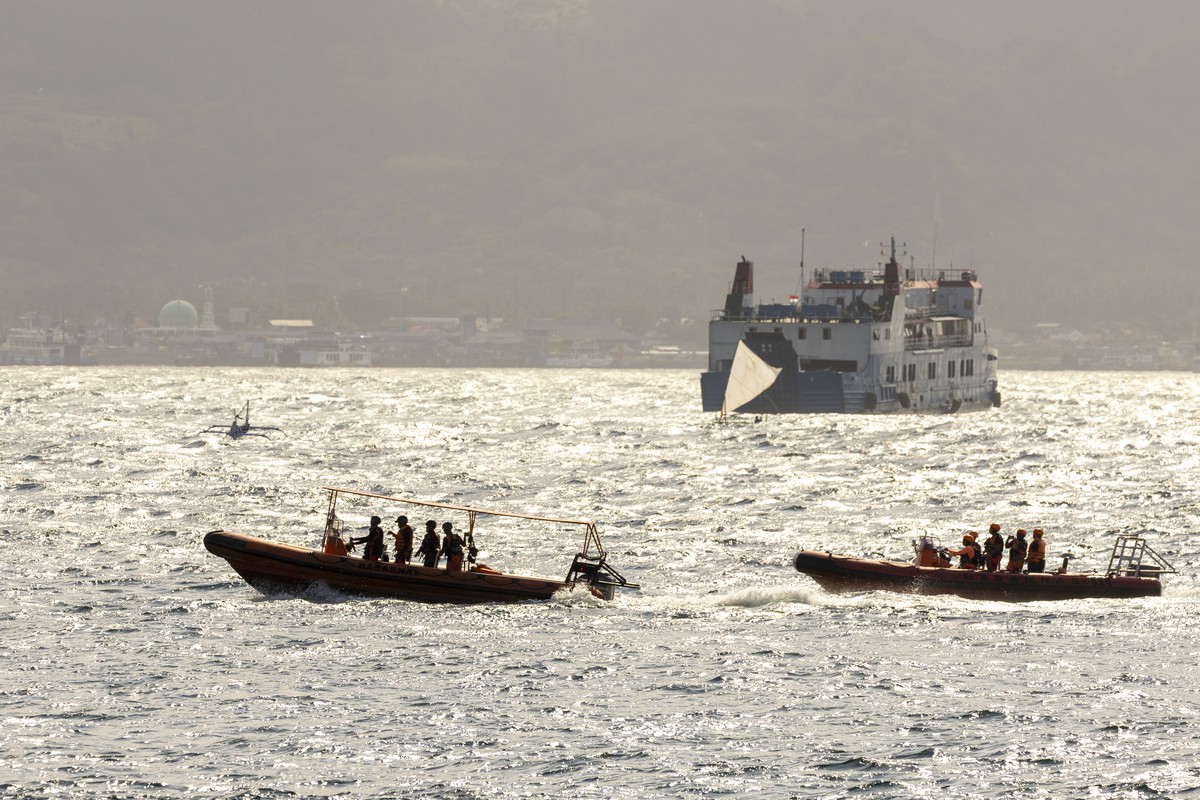epa12211928 Rescuers conduct search operations following the sinking of a ferry near Gilimanuk Port, Bali, Indonesia, 03 July 2025. At least four people are dead and dozens missing, while 31 have been ...