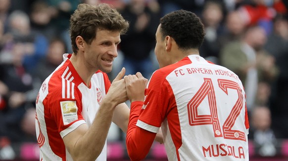 epa11209272 Munich&#039;s Thomas Mueller (L) celebrates with teammates after scoring the 4-1 goal during the German Bundesliga soccer match between FC Bayern Munich and 1.FSV Mainz 05 in Munich, Germa ...