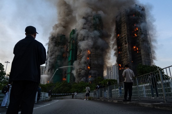 KEYPIX - Smoke rises after a fire broke out at Wang Fuk Court, a residential estate in the Tai Po district of Hong Kong&#039;s New Territories on Wednesday, Nov. 26 2025. (KEYSTONE/AP Photo/Chan Long  ...