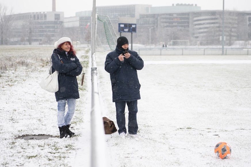 Praesident Ancillo Canepa und seine Frau Heliane im Trainingsauftakt vom FC Zuerich auf dem Sportplatz Allmend Brunau in Zuerich, aufgenommen am Mittwoch, 6. Januar 2021. (KEYSTONE/Ennio Leanza)