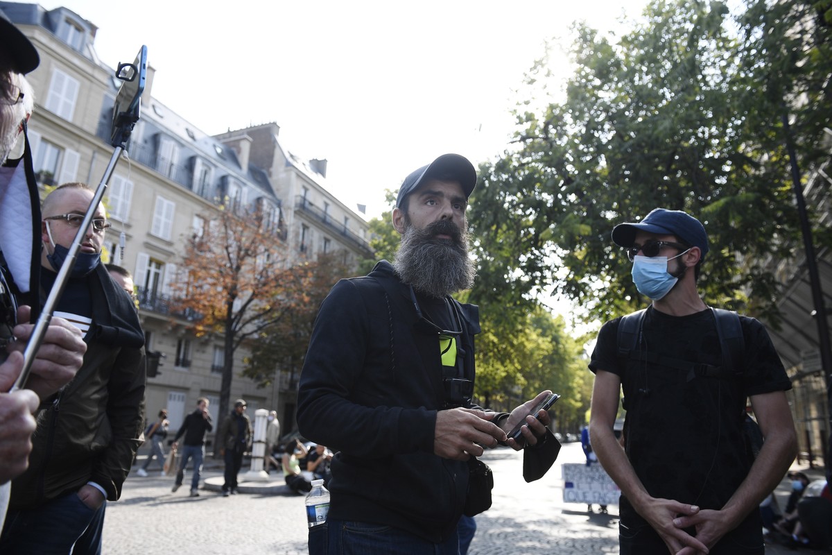 epa08663771 French activist Jerome Rodrigues (C) from the 'Gilets Jaunes' (Yellow Vests) movement participates during the 'act XCVI' demonstration of yellow vests movement in Paris ...