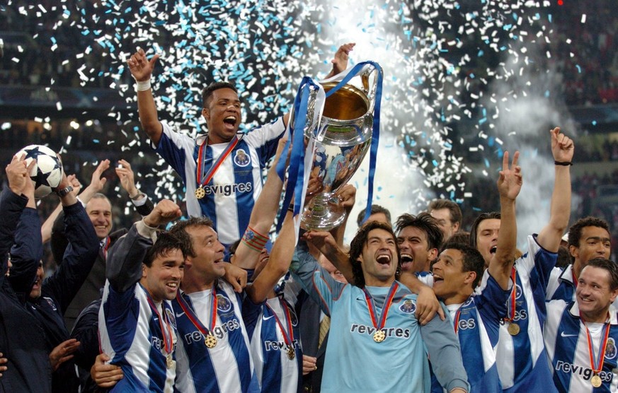 FC Porto players (L-R) Deco, Jorge Costa, Carlos Alberto (top), Vitor Baia, Derlei and Dmitri Alenitchev celebrate with the Champions Cup trophy after defeating AS Monaco in the Champions League socce ...